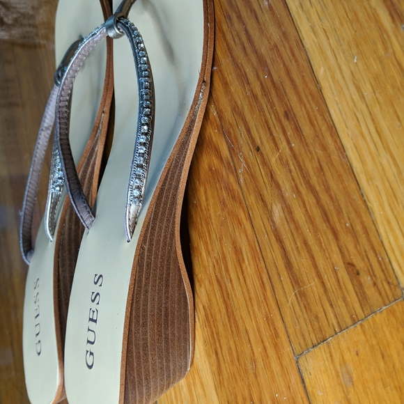 Guess dressy flip flops - Picture 2 of 3